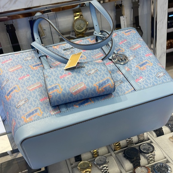 MICHAEL KORS JST Lg Printed  Logo Tote Bag & MK JST Md Prntd Logo Bi-Fold Wallet - Picture 5 of 16